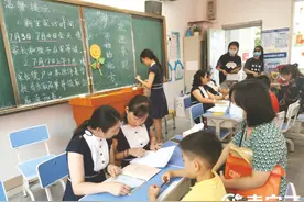 南宁市中小学报名首日秩序井然 家长办理轻松简便老师审核仔细认真图片