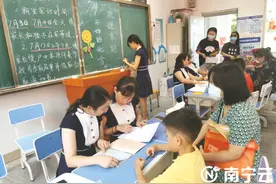 南宁市中小学报名首日秩序井然 家长办理轻松简便老师审核仔细认真图片