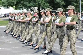 乌克兰女兵穿高跟鞋进行阅兵训练，抗议者：总统和部长也得穿图片