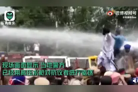 印度爆发大规模停电抗议！民众冲上街头，当地警方用高压水枪进行驱逐图片