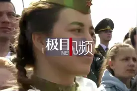 乌克兰女兵穿高跟鞋进行阅兵训练，抗议者：总统和部长也得穿图片