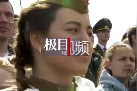 乌克兰女兵穿高跟鞋进行阅兵训练，抗议者：总统和部长也得穿！视频封面