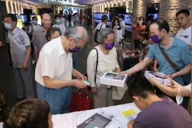 电影《大学》上海路演，清华老校友现场齐唱校歌图片