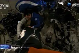 中国空间站航天员首次出舱活动：机械臂运送+自主爬行图片