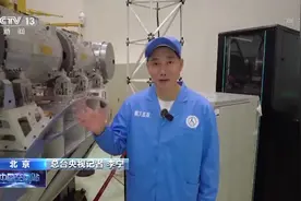 它是空间站上的多面手！来看机械臂是如何配合出舱航天员的→图片