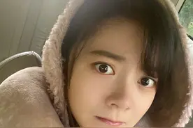 可盐可甜！赵今麦怼脸自拍 对镜搞怪活力满满图片