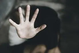 印度13岁女孩遭强奸，村里却做出奇怪裁决：用拖鞋扇被告5耳光图片