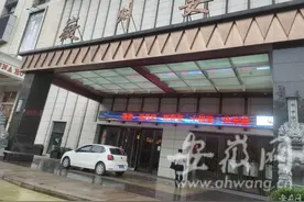 “我的狗比人值钱！”蚌埠一女子遛狗当民警面口出狂言 警方将及时公布处理结果图片