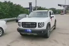 违停高速还在车后排睡觉？！司机：我太累了图片