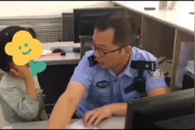 视频｜六岁女童找不到家 警察变身“奶爸”哄娃图片