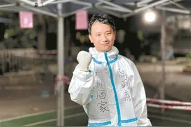 冲锋在前的“抗疫先锋队”队长图片