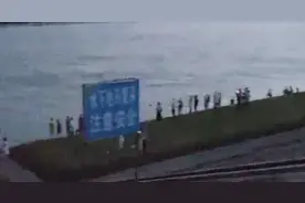 男子遛狗时被自家宠物拽下水…目前仍在搜救中图片