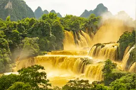 亚洲第一跨国瀑布水量暴涨 变身“黄金瀑布”图片