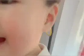 人类幼崽安慰人的功力有多强？网友：让我先哭会儿，太暖了……图片