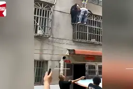 31岁女子回应爬墙托起被卡女童：也不知道哪来的勇气图片