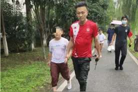 跳水→施救→上岸 救起落水小学生，不到60秒图片