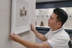 创作耗时3个月 山东小伙树叶上雕刻百位英模形象图片