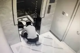 突然腿软摔倒！男子健身后手脚并用爬进电梯：自己坐地上还乐呢图片