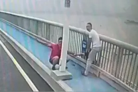 长江二桥惊险一幕！轻生男子双腿已悬空，一群武汉市民出手把他拉了回来图片