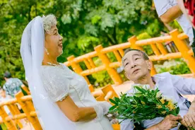他们终于拍上了婚纱照！图片