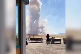 美国海滩上一大堆烟花意外燃放 火花四射冒出滚滚浓烟图片