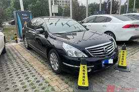实探新规下的北京充电桩：燃油车仍旧“霸位”，鲜有停车场收取超时占位费图片