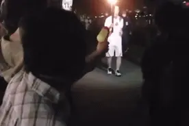 日本女子用水枪滋东京奥运火炬并高喊“反对奥运”，当场被捕图片