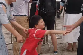 人山人海中，小男孩偷偷追着爸爸跑！网友：泪目了图片