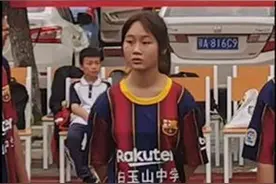 体育文化两不误，足球少女绿茵场上坚持追梦图片