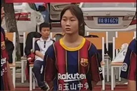 体育文化两不误，足球少女绿茵场上坚持追梦图片