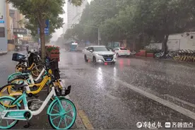 午后的济南，一场大雨突然来袭图片