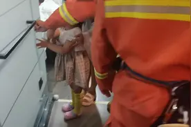 叔叔救我！女童手卡玻璃门缝痛哭不止 消防员紧急解救图片