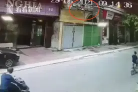 越南4岁女孩爬阳台找父母 坠落瞬间被路人接住图片