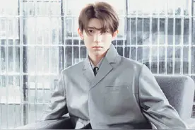 王源穿银灰色西装拍大片 上演“对视杀”霸气十足图片