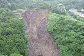 航拍日本泥石流灾后现场 大片绿植冲走露出山脊视频封面