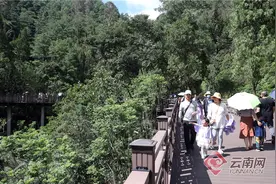 昆明西山景区打造人在景中的人行栈道图片
