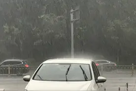 济南午后突降瓢泼大雨！气象专家释疑：气温高、湿度大产生强对流图片