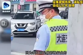 市民操控模型车给交警送来饮料，交警回了个敬礼！网友：这一幕太温暖图片