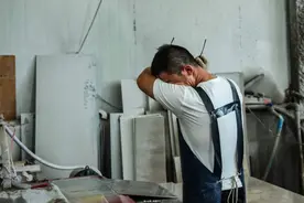 汗如雨下但“我可以”！每天搬砖几千斤，19岁准大学生想挣一万块给自己攒学费图片