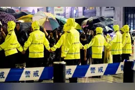 “上海确实不一样！”光影盛宴太美，警察组成的人墙太帅！游客点赞，市民骄傲图片