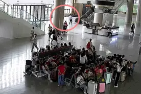 旅客乘扶梯时仰面摔倒 铁路民警10秒飞奔40米及时救助图片