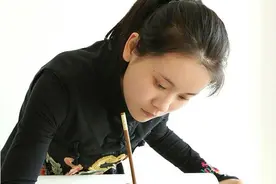 在这位90后美女画家笔下 著名的“荣州蝶画”有了“人”气图片