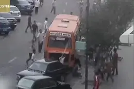 “他们就是新疆各族群众的敌人，也是我们维吾尔族的敌人！”图片