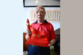 酒瓶里的故事，84岁老人收藏了5000多个酒瓶图片
