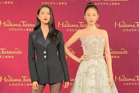 关晓彤全黑look亮相为蜡像揭幕 生图下像开了特效图片