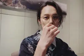 相爱相杀！尹正想看黄晓明吃鲱鱼罐头 愿意为此吃10天螺蛳粉图片