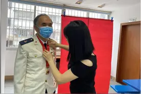 战友再聚首！军休老党员重拍军装照忆韶华图片
