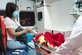 7分钟急救！飞机正在滑行，一名旅客突发心脏疾病…图片