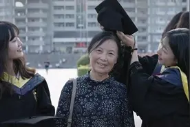 大学宿管阿姨工作17年舍不得辞职，老公还是副教授：和学生一起很快乐图片