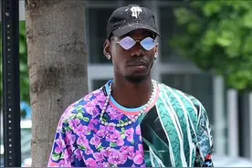 博格巴一身花色潮装，现身迈阿密同妻子购物度假图片